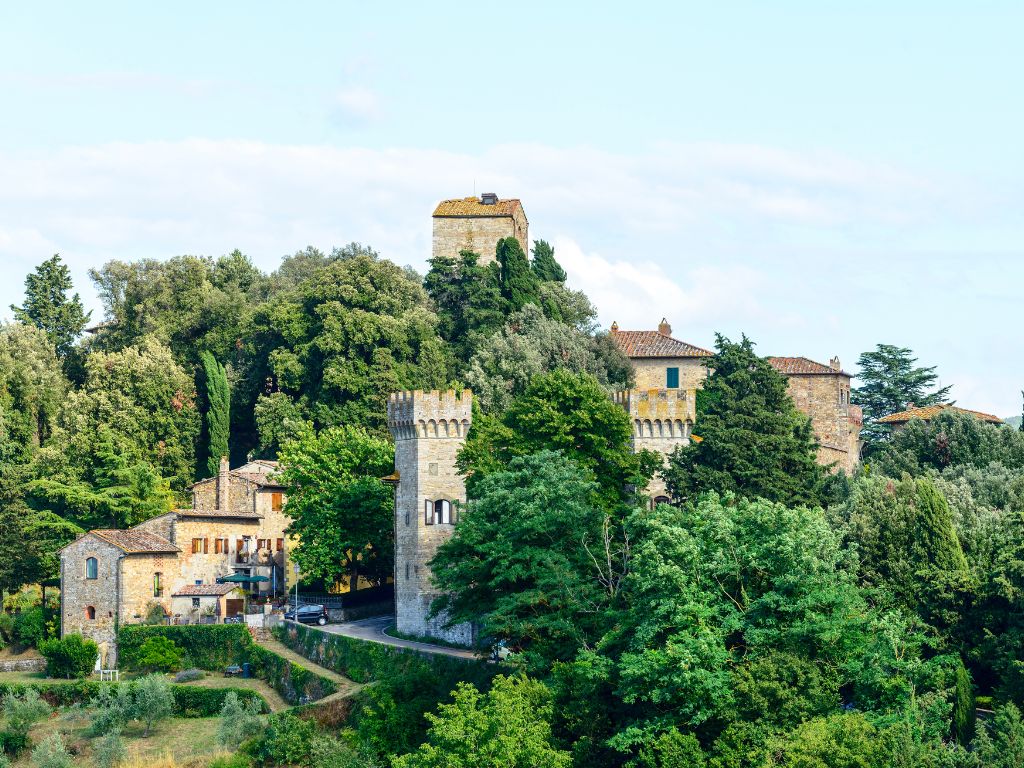 Borgo medievale del Chianti circondato dai vigneti della campagna toscana