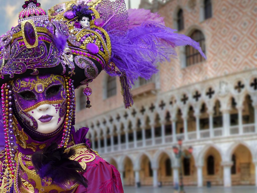 Sfilata di Carnevale con maschere colorate e costumi spettacolari tra la folla