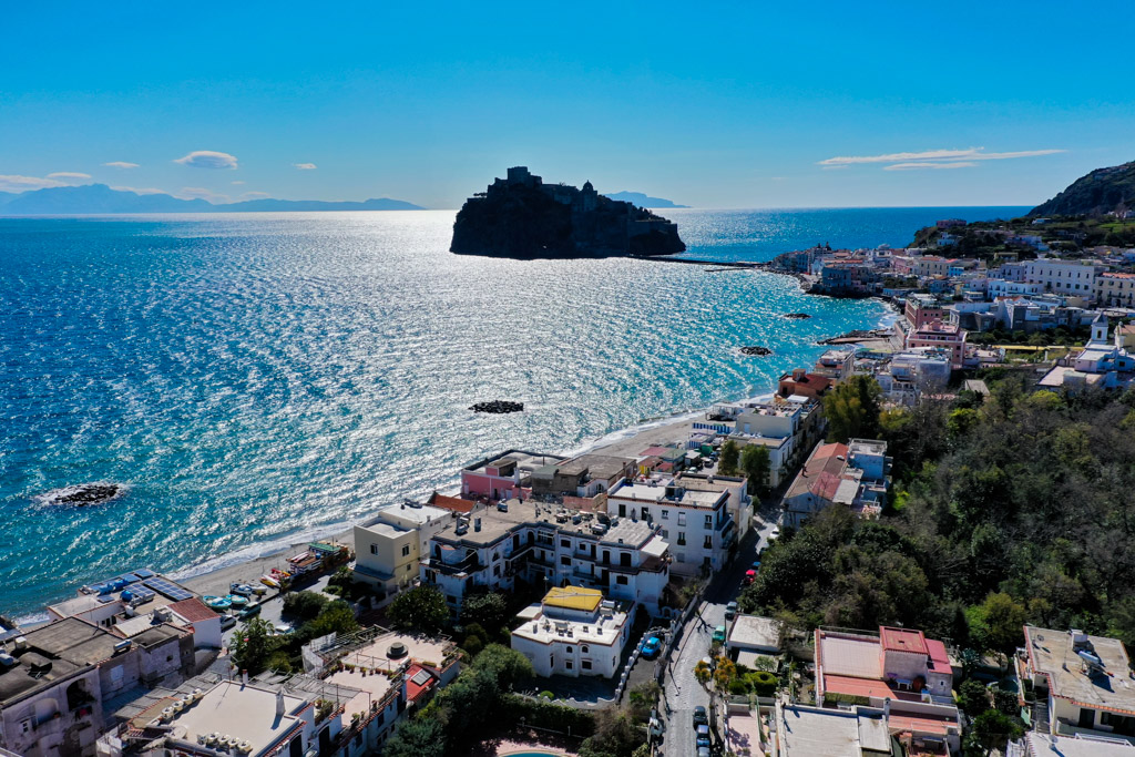 Veduta dell'isola di Ischia nel Golfo di Napoli con il mare e le case colorate