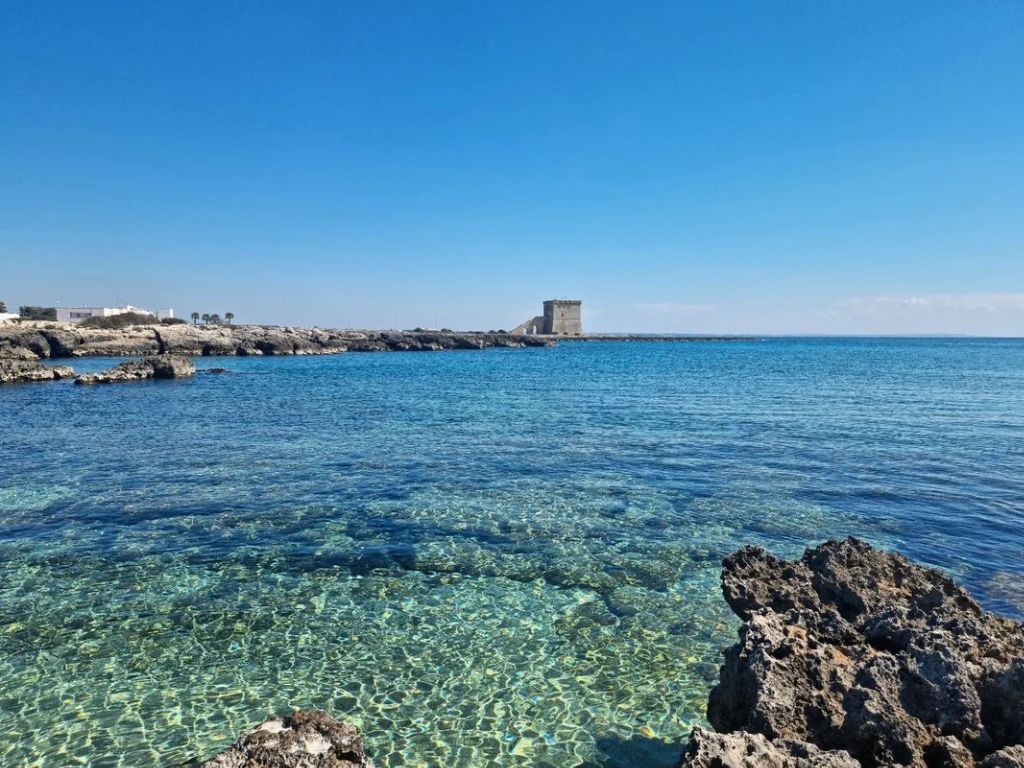 Spiaggia di sabbia chiara e mare cristallino a Torre Lapillo nel Salento