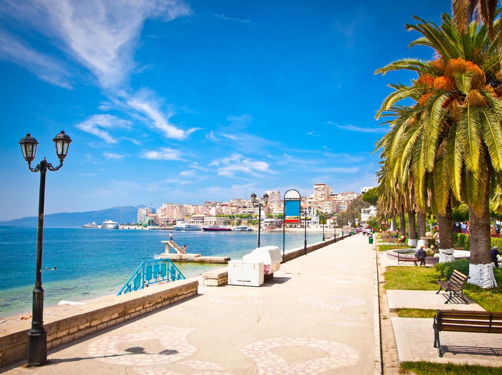 La costa di Valona in Albania con spiaggia di sabbia e mare azzurro