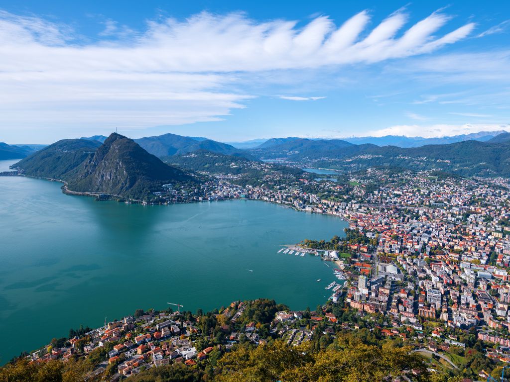Veduta panoramica del lago di Lugano con le montagne del Ticino