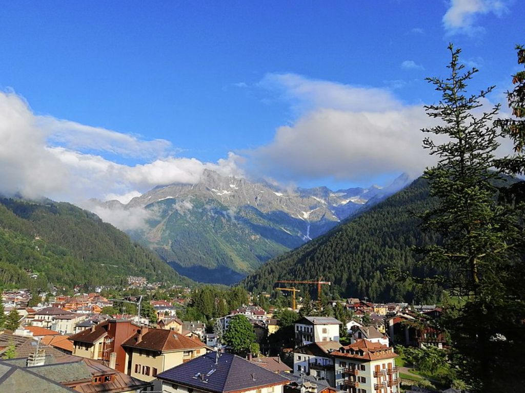 Veduta del borgo alpino di Ponte di Legno tra le montagne dell'Adamello in Lombardia