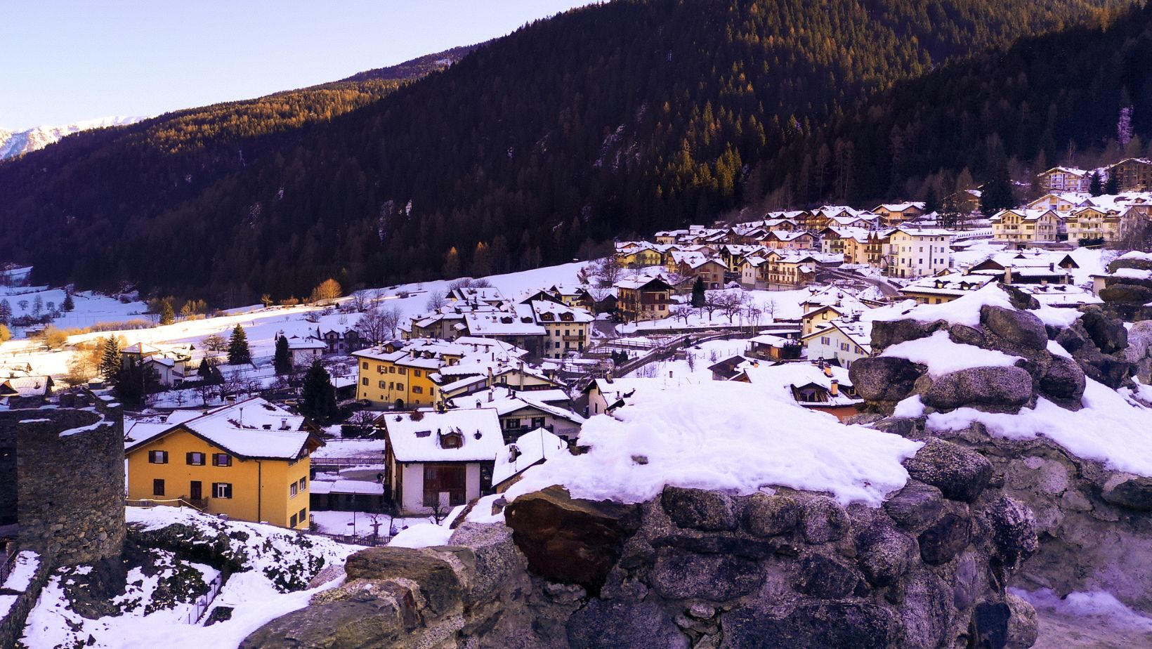 Hotel e paesaggio montano della Val di Sole in Trentino