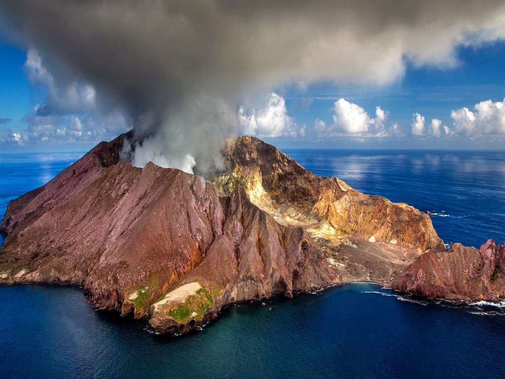 Fumarole e cratere vulcanico di White Island in Nuova Zelanda
