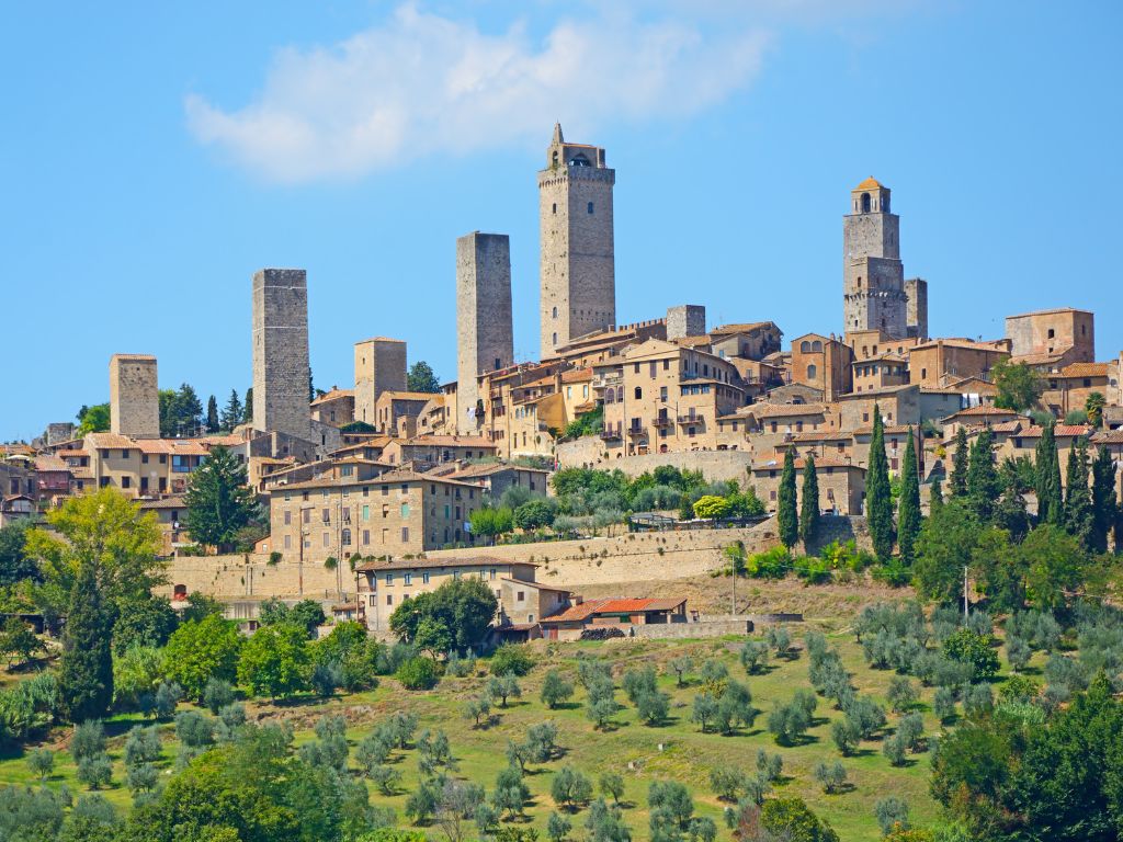 Le torri medievali di San Gimignano che svettano sulle colline toscane
