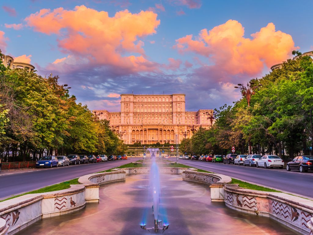 Il monumentale Palazzo del Parlamento di Bucarest in Romania