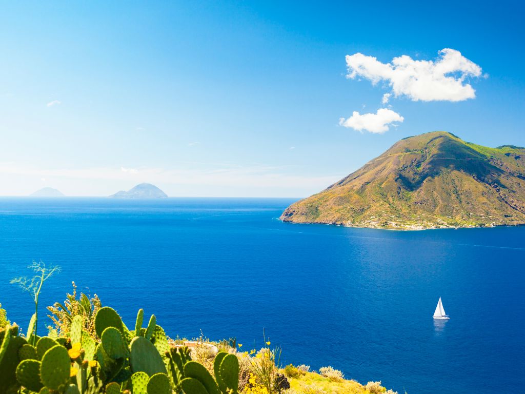 Veduta delle Isole Eolie con il vulcano Stromboli che emerge dal mare