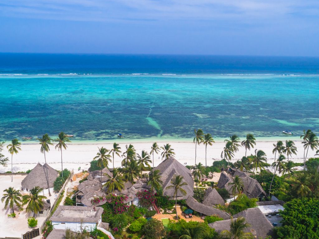 Spiaggia bianca e acque turchesi di Nungwi a Zanzibar, Tanzania