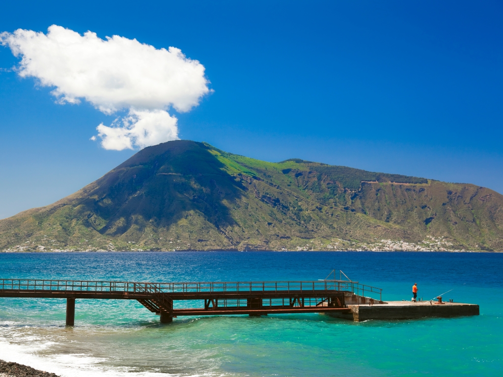 Vista panoramica dell'isola di Salina alle Eolie con colline verdi