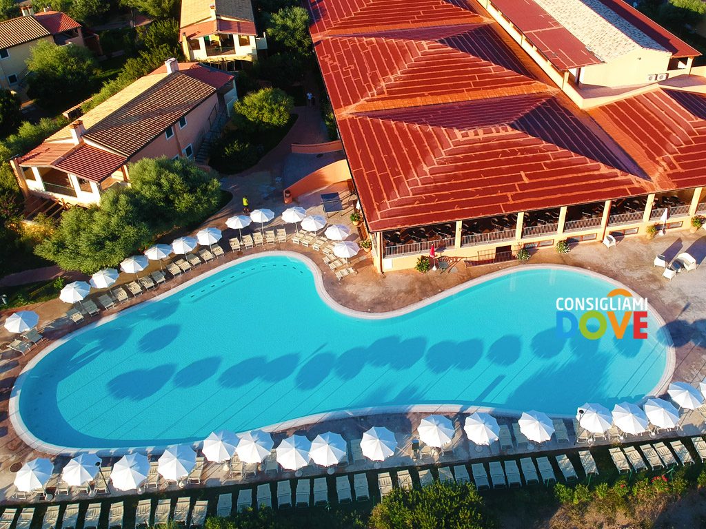 Marina Rey Beach Resort la piscina