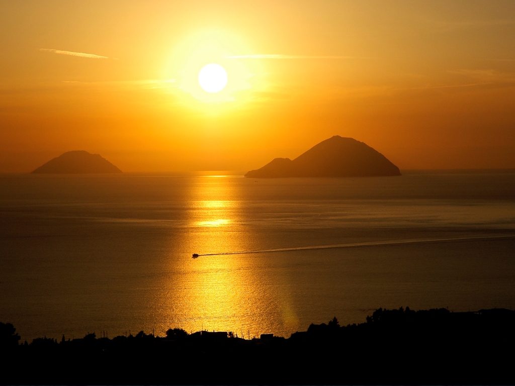 isola-di-alicudi-visione-incantevole-al-tramonto